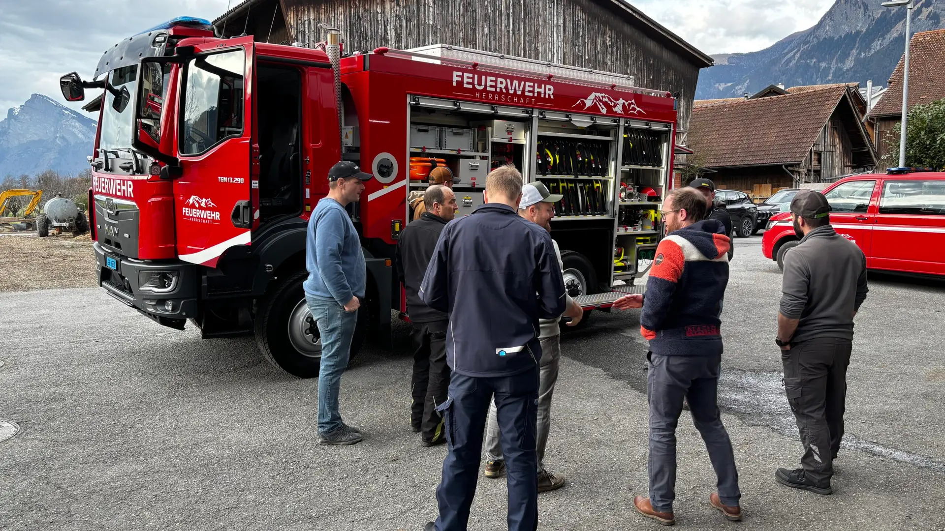 Übergabe des neuen Tanklöschfahrzeugs an die Feuerwehr Herrschaft